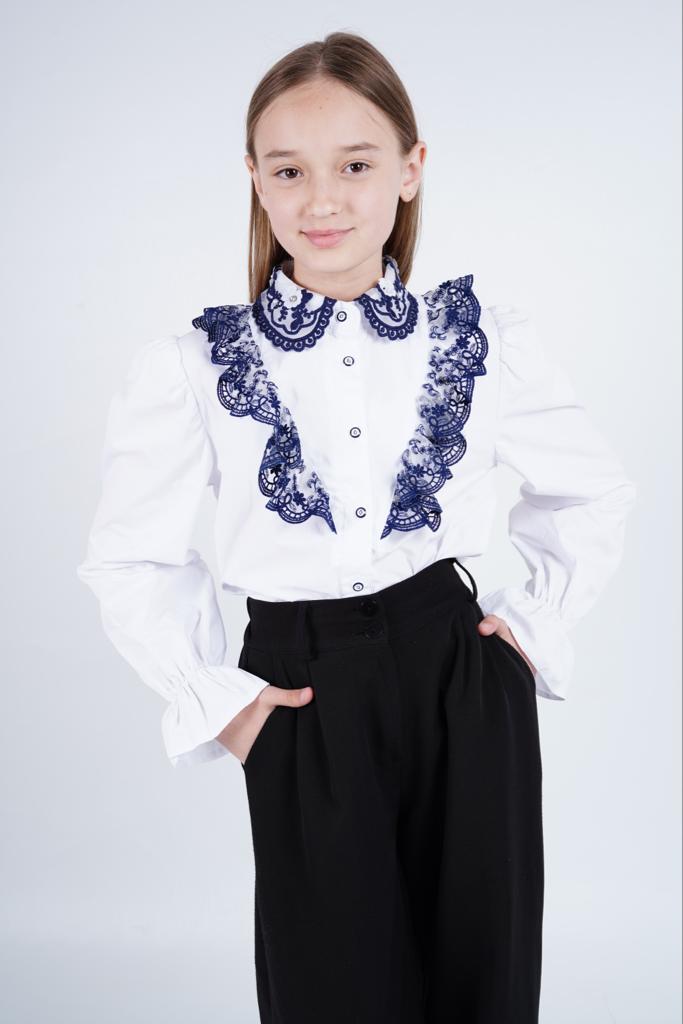 Блузка нарядная для девочки с отделкой из кружева